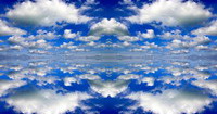 un ciel trs bleu avec quelques nuages blancs en reflets de forme fractal
